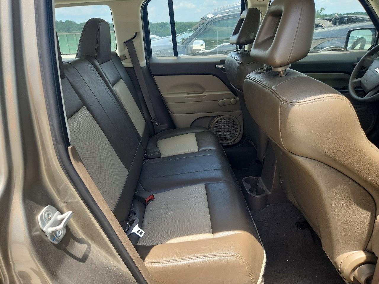 2008 Jeep Patriot Sport Beige vin: 1J8FT28078D553209