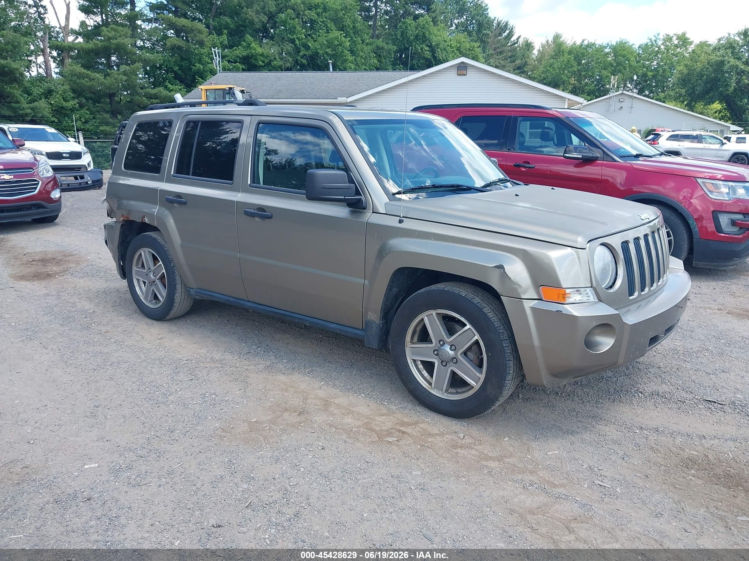 2008 Jeep Patriot Sport Золотой vin: 1J8FT28W88D522927