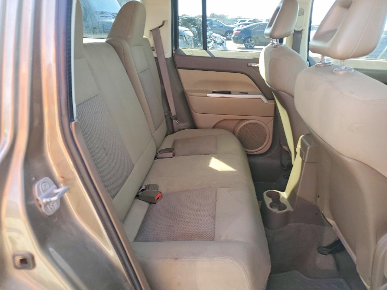 2008 Jeep Patriot Sport Tan vin: 1J8FT28W98D711991