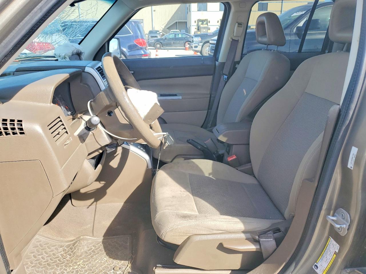 2008 Jeep Patriot Sport Tan vin: 1J8FT28W98D711991