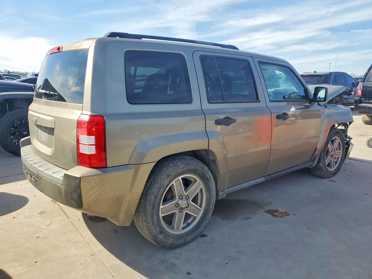 2008 Jeep Patriot Sport Tan vin: 1J8FT28W98D711991
