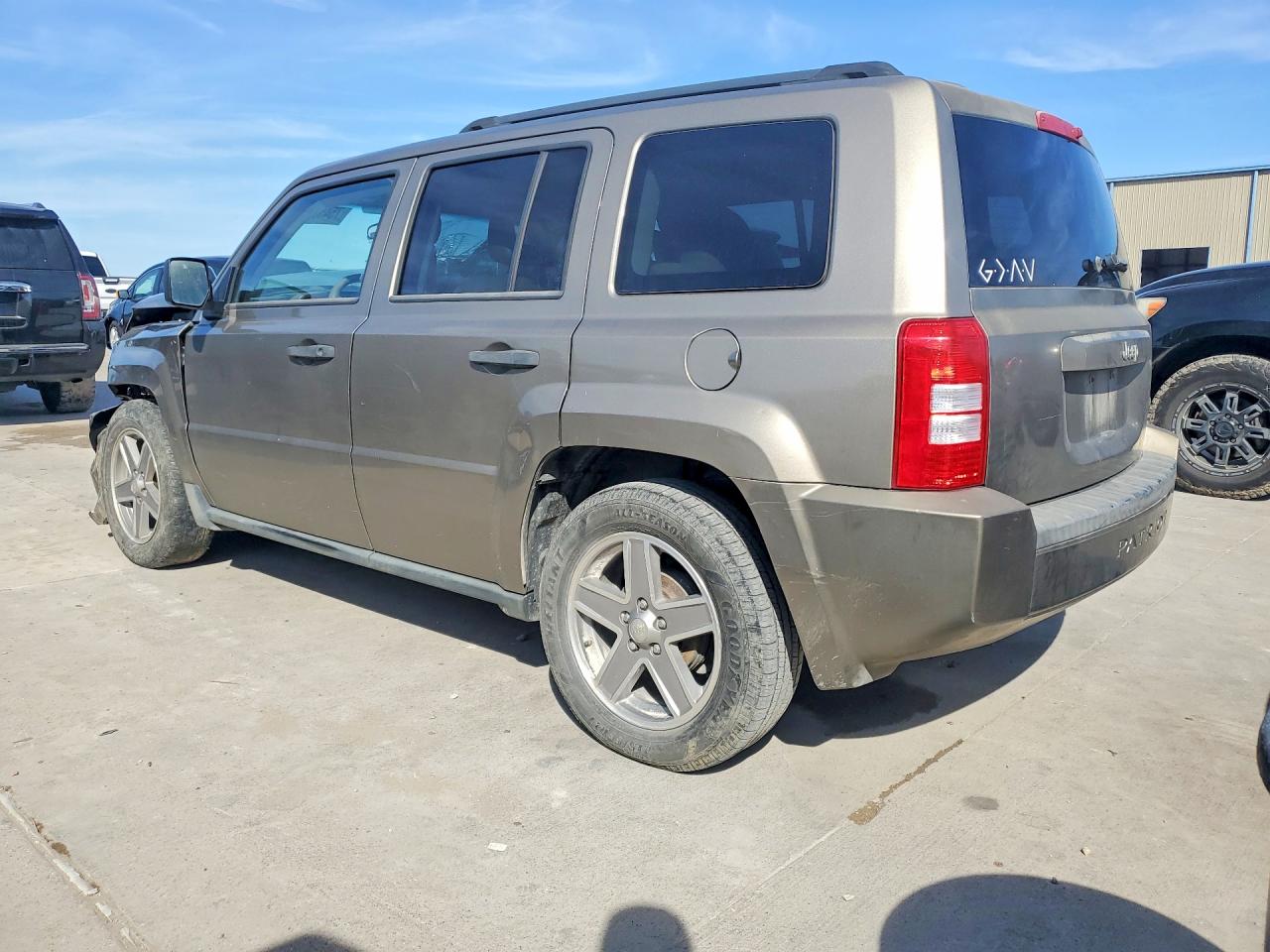 2008 Jeep Patriot Sport Tan vin: 1J8FT28W98D711991