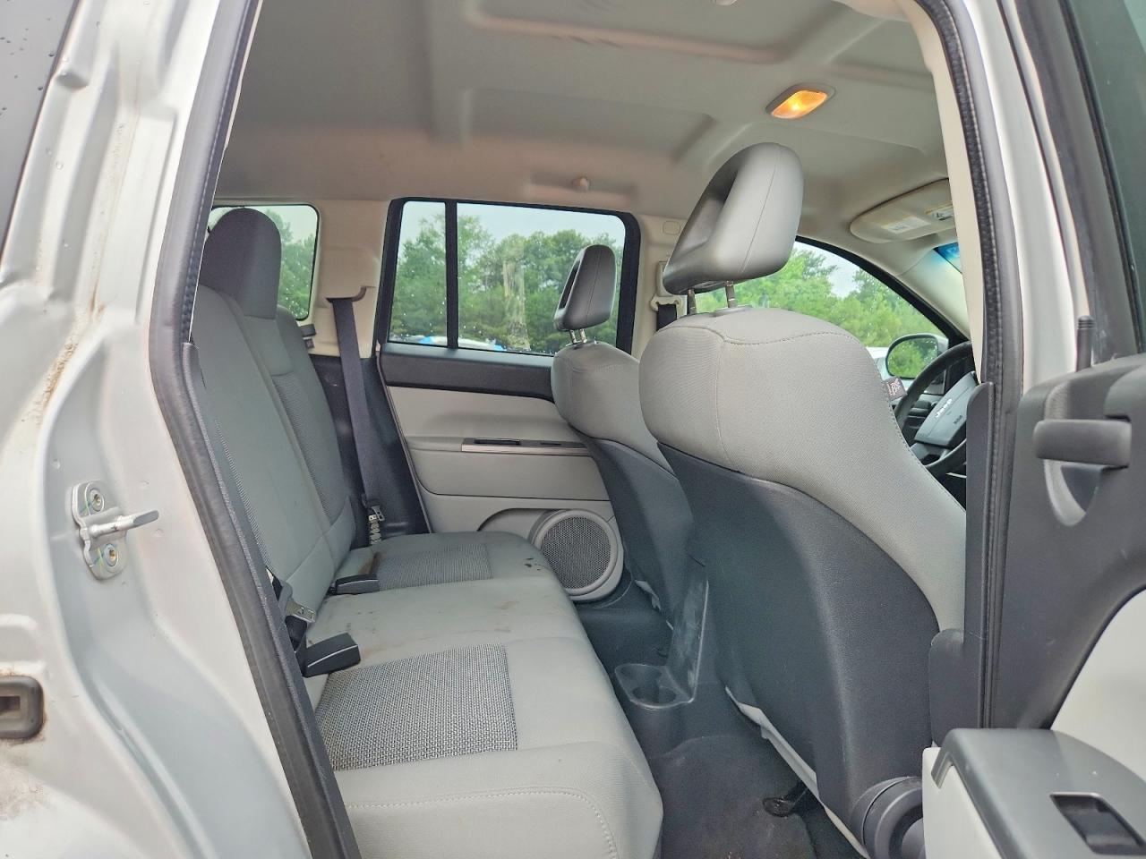 2007 Jeep Compass Silver vin: 1J8FT47W47D359088