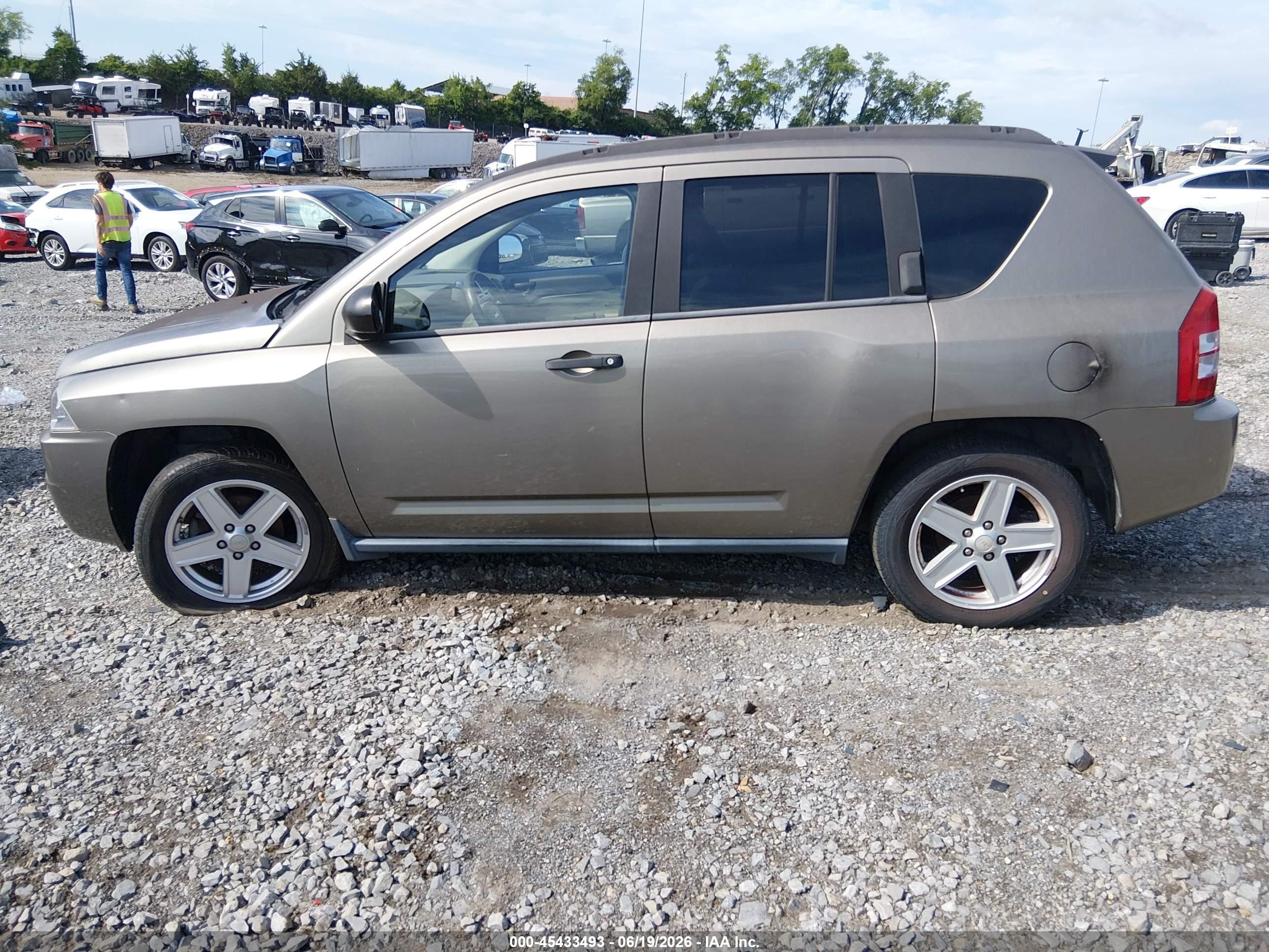 2007 Jeep Compass Sport Gold vin: 1J8FT47W97D250254