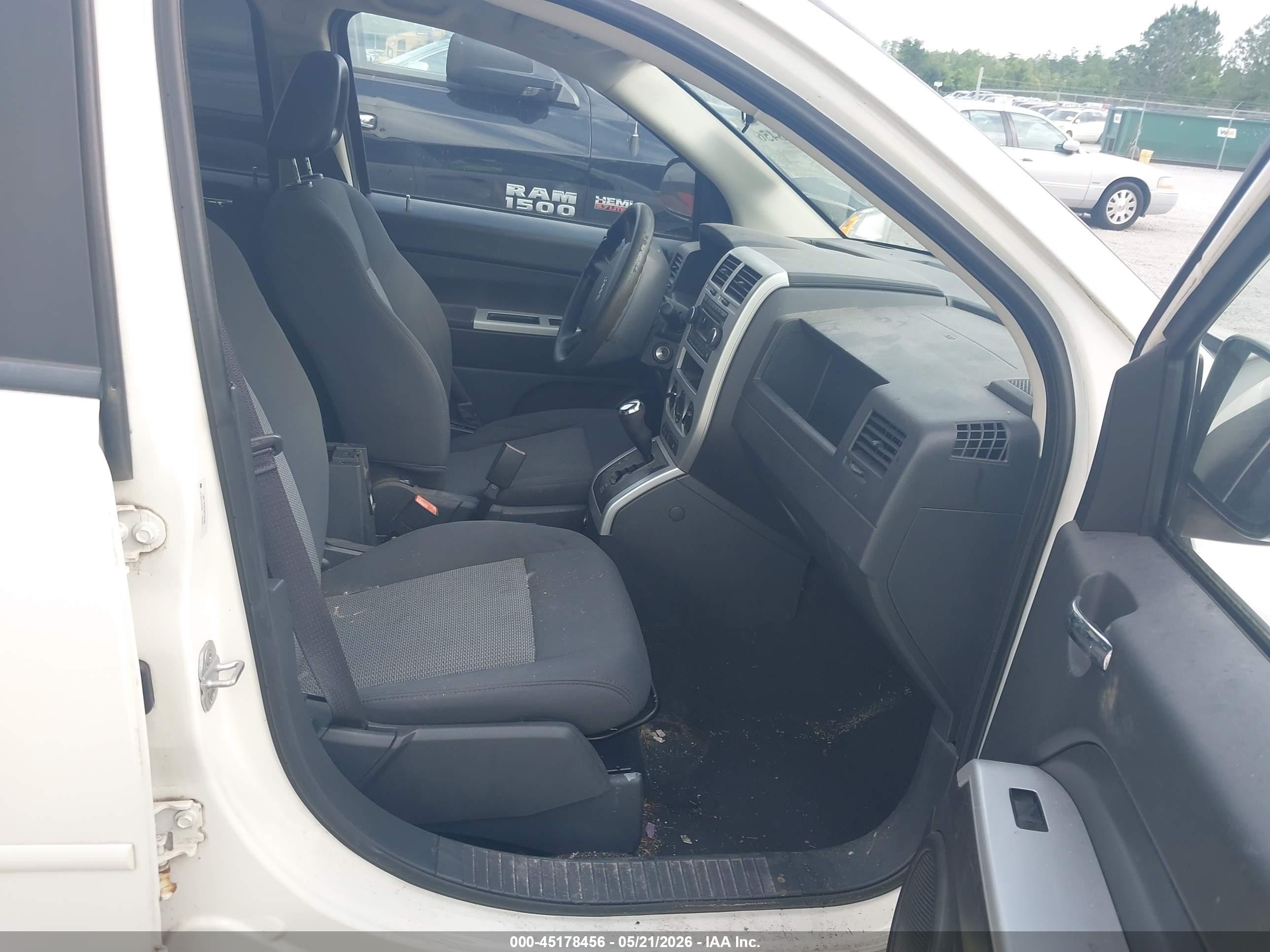 2008 Jeep Compass Sport White vin: 1J8FT47WX8D755608