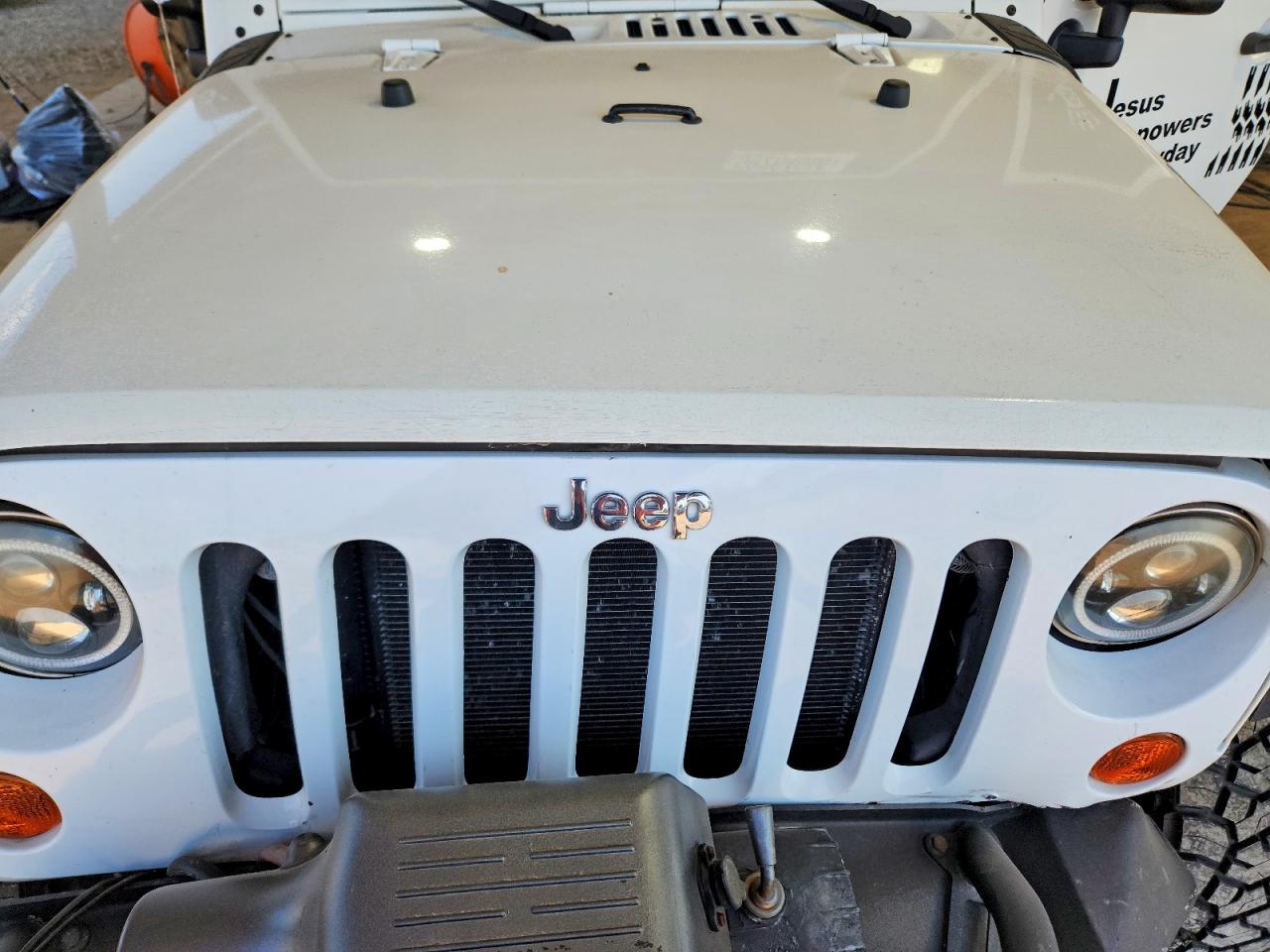 2009 Jeep Wrangler Unlimited X White vin: 1J8GA39119L711865