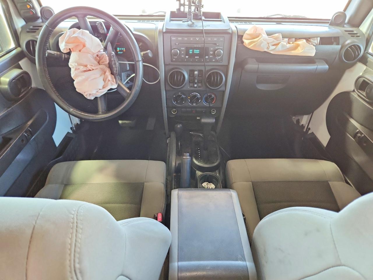 2009 Jeep Wrangler Unlimited X White vin: 1J8GA39119L711865