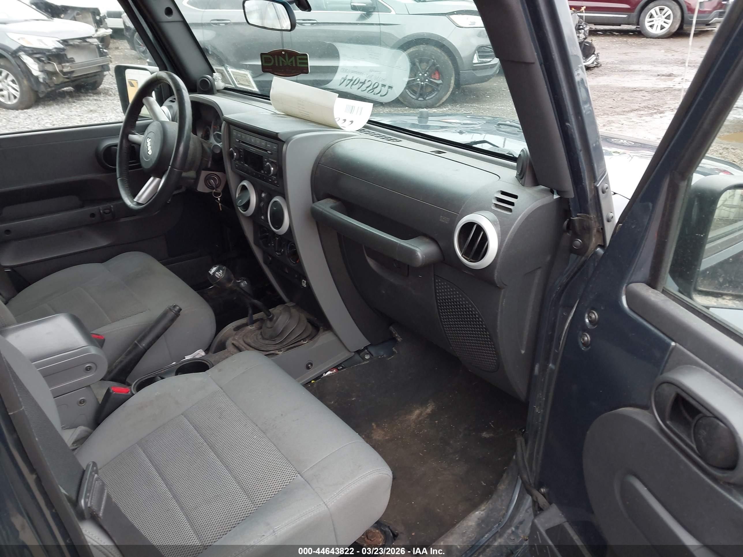 2008 Jeep Wrangler Unlimited Sahara Серый vin: 1J8GA59138L631817