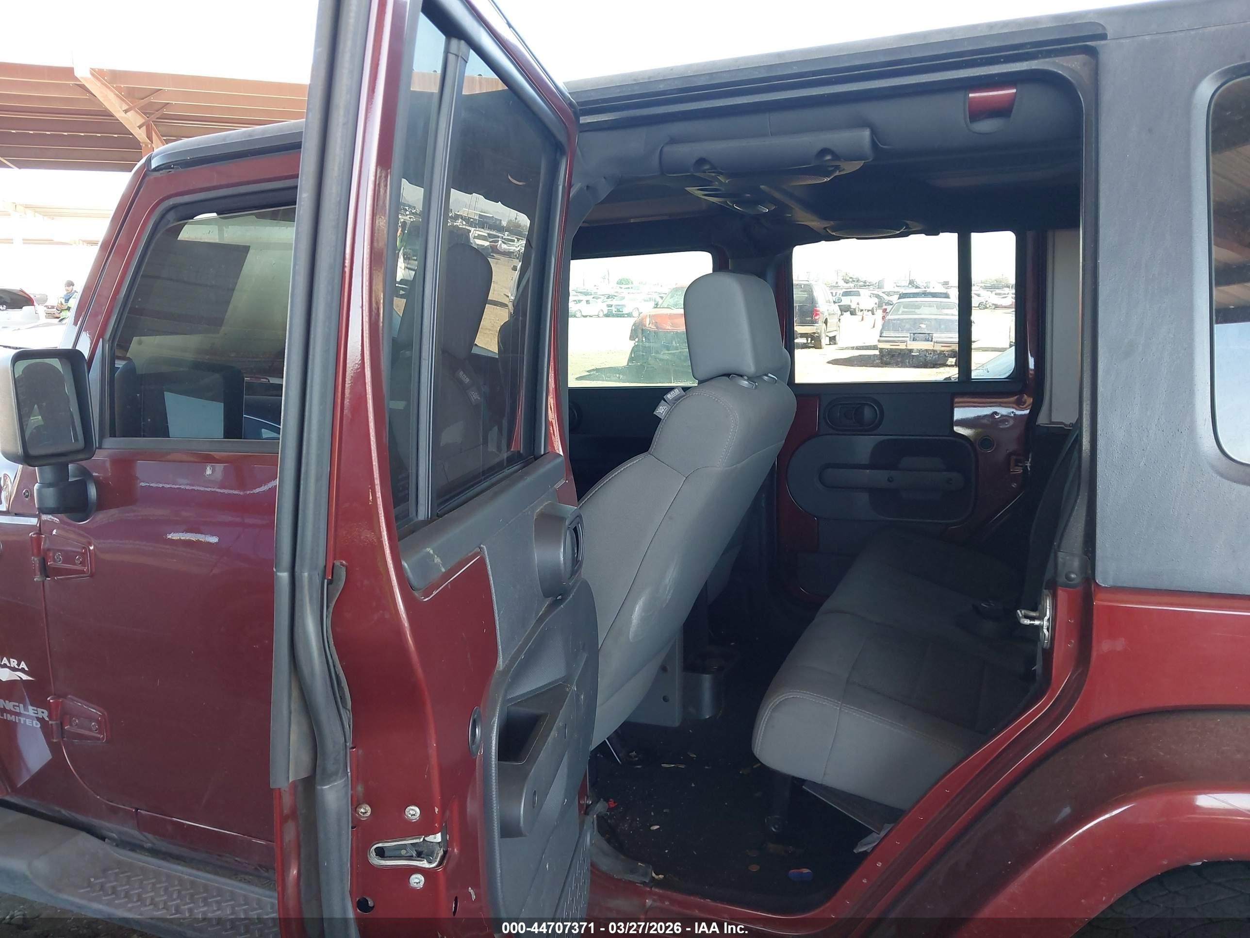 2008 Jeep Wrangler Unlimited Sahara Burgundy vin: 1J8GA59168L545515