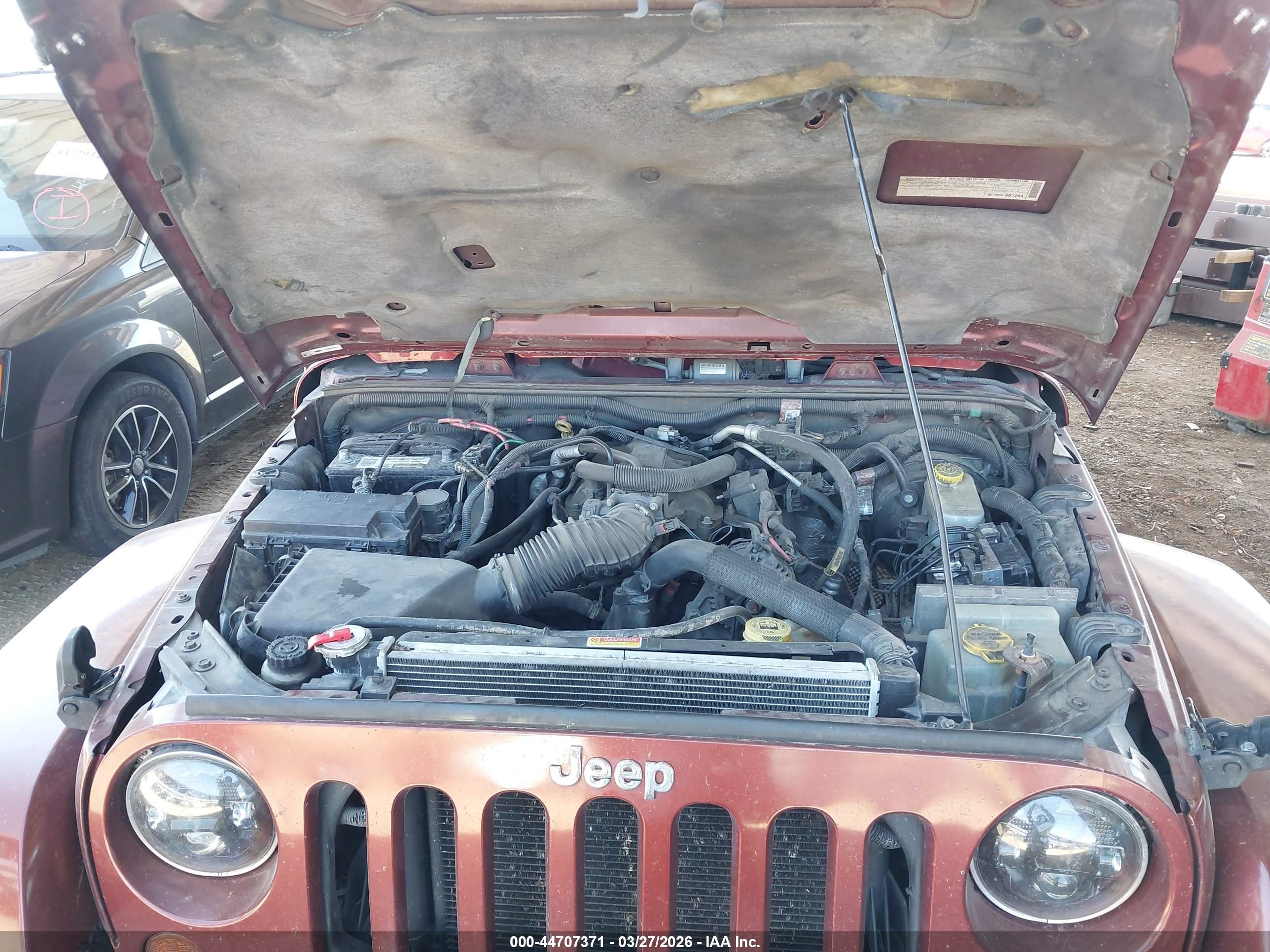2008 Jeep Wrangler Unlimited Sahara Burgundy vin: 1J8GA59168L545515