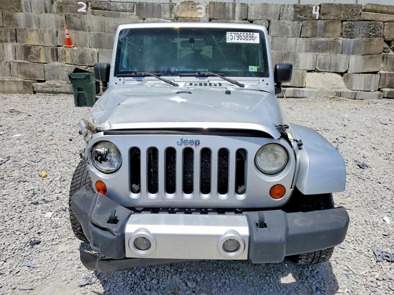 2008 Jeep Wrangler Unlimited Sahara Silver vin: 1J8GA59188L504822