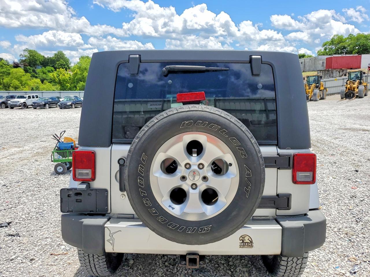 2008 Jeep Wrangler Unlimited Sahara Silver vin: 1J8GA59188L504822