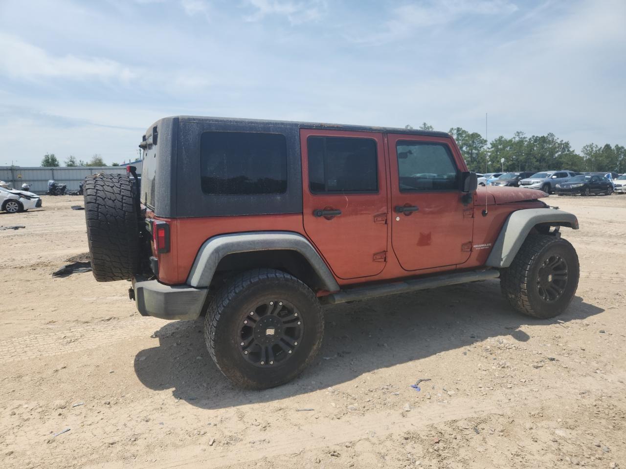 2009 Jeep Wrangler Unlimited Rubicon Orange vin: 1J8GA69169L707666 Damage: Right Rear Door, Heavy Scratch, 3 To 4 Inches