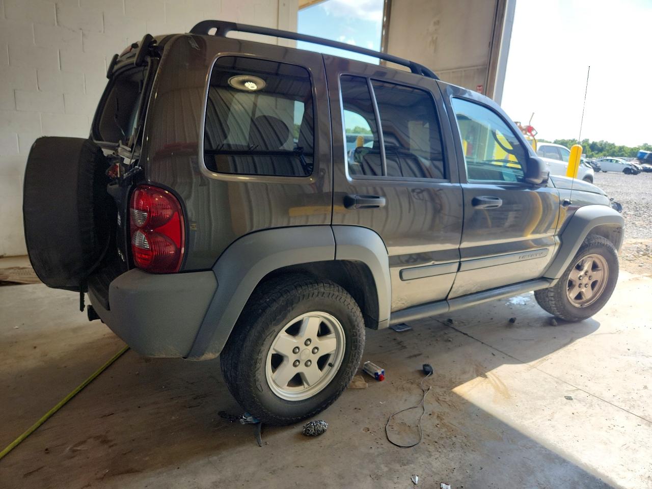 2005 Jeep Liberty Sport Серый vin: 1J8GL48K55W538810