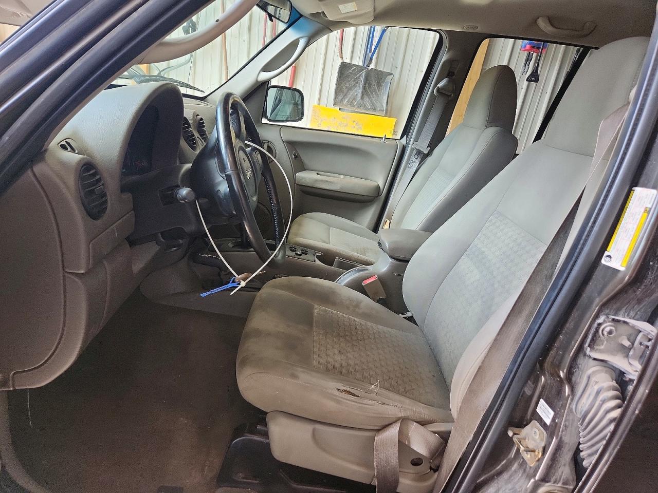 2005 Jeep Liberty Sport Серый vin: 1J8GL48K55W538810
