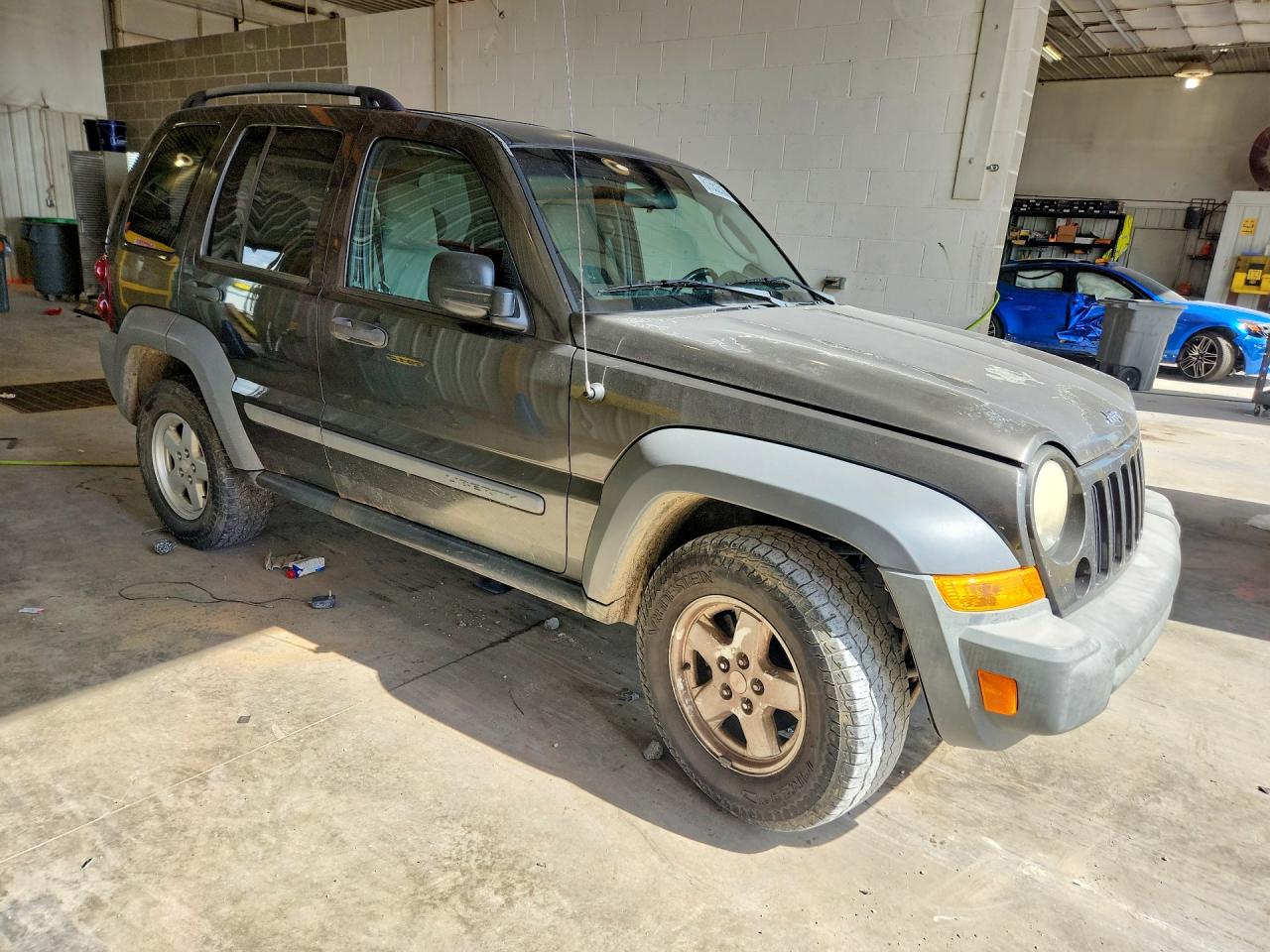 2005 Jeep Liberty Sport Серый vin: 1J8GL48K55W538810