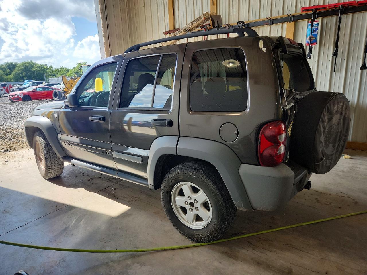 2005 Jeep Liberty Sport Серый vin: 1J8GL48K55W538810
