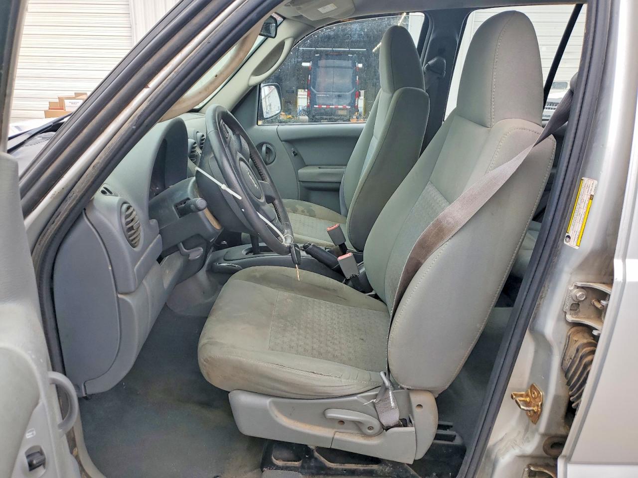 2007 Jeep Liberty Sport Silver vin: 1J8GL48K67W686371
