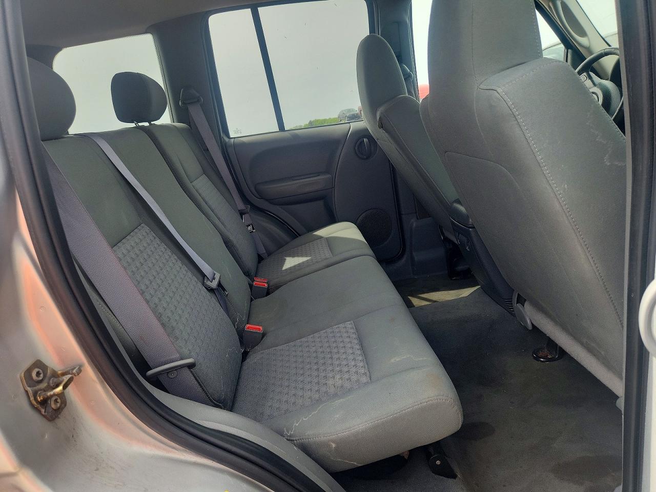 2005 Jeep Liberty Sport Silver vin: 1J8GL48K95W663650
