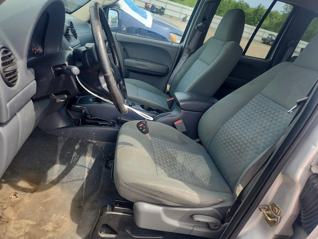 2005 Jeep Liberty Sport Silver vin: 1J8GL48K95W663650