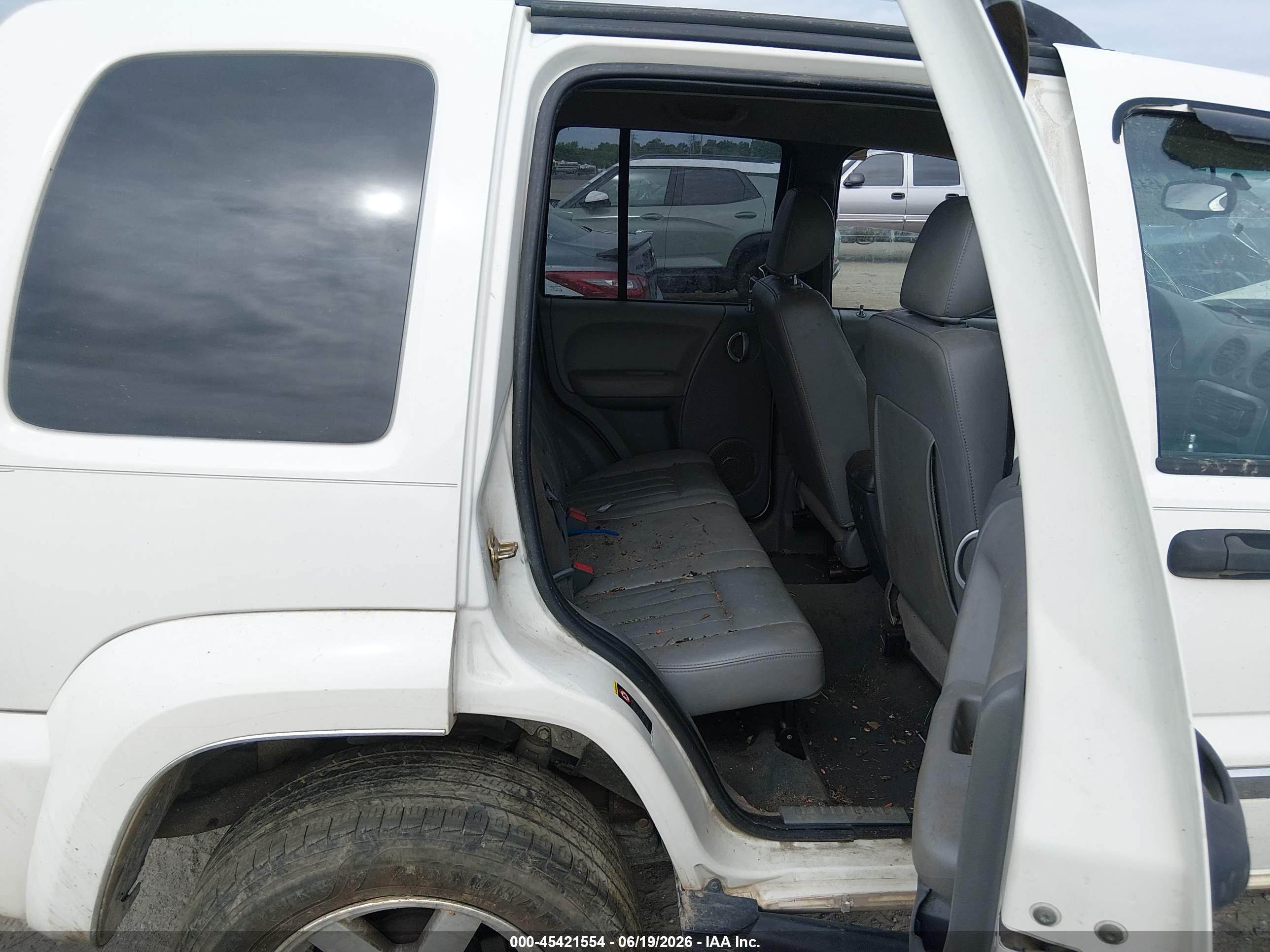 2005 Jeep Liberty Limited Edition Белый vin: 1J8GL58K55W648097