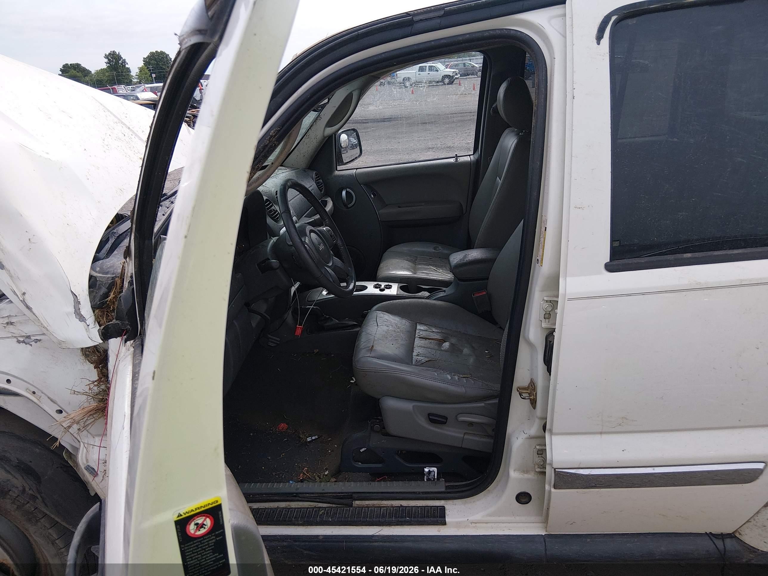 2005 Jeep Liberty Limited Edition Белый vin: 1J8GL58K55W648097