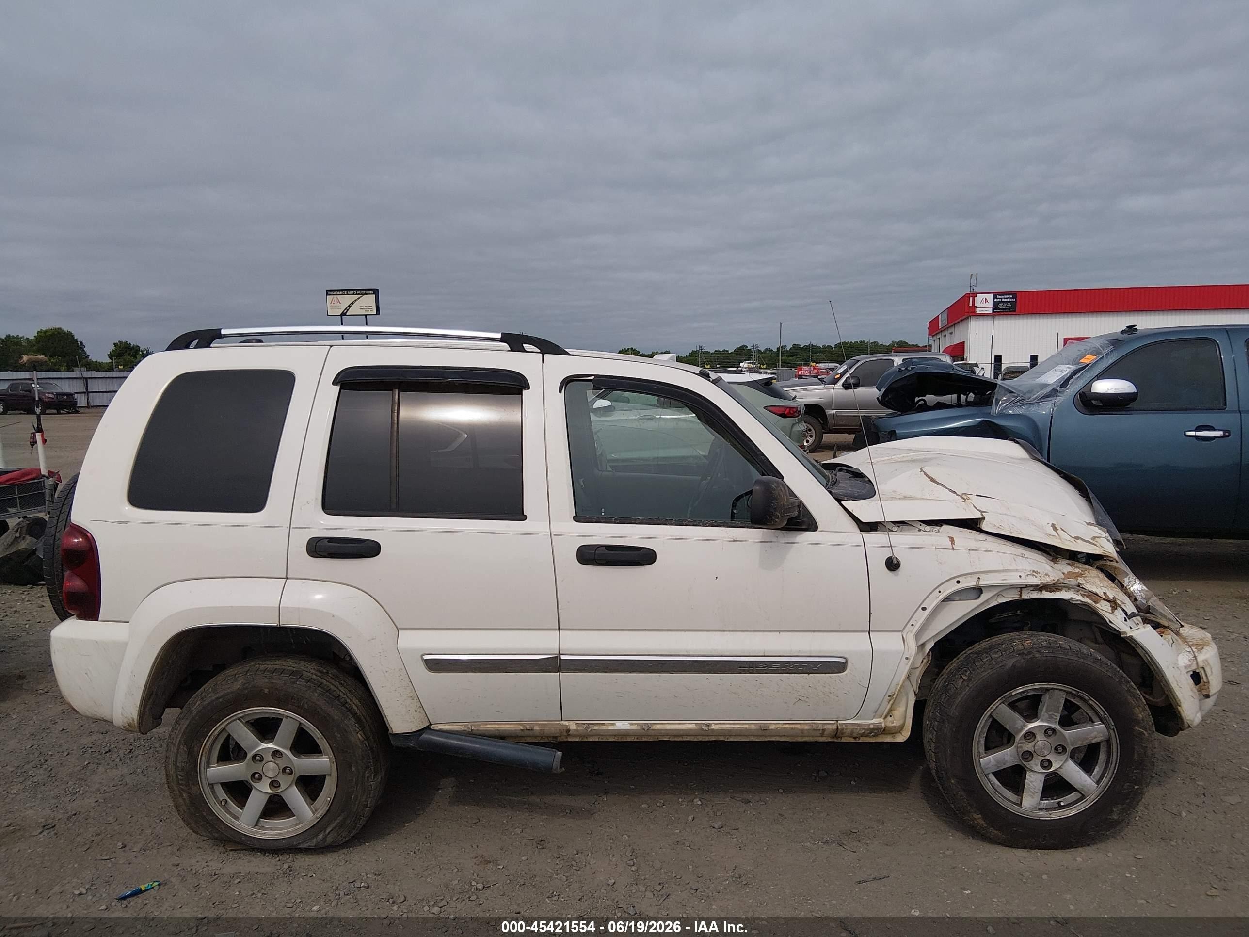 2005 Jeep Liberty Limited Edition Белый vin: 1J8GL58K55W648097