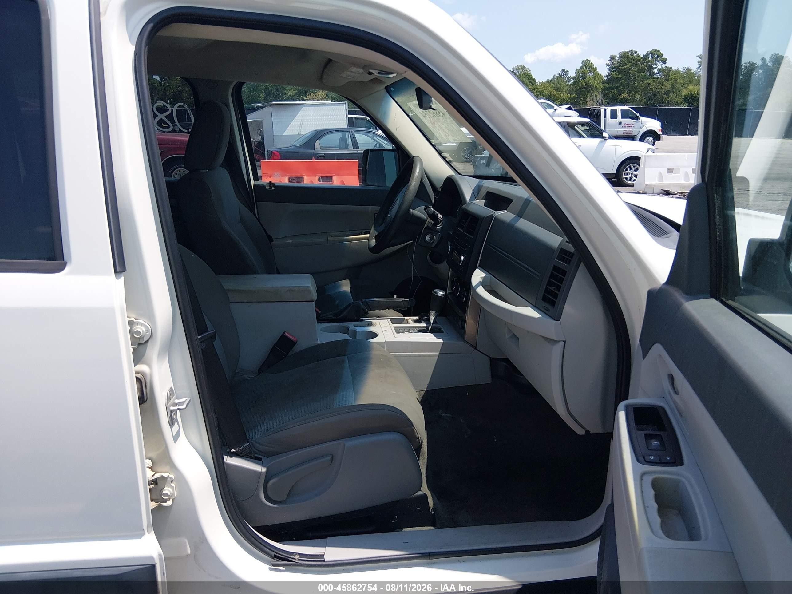2008 Jeep Liberty Sport White vin: 1J8GN28K78W229634