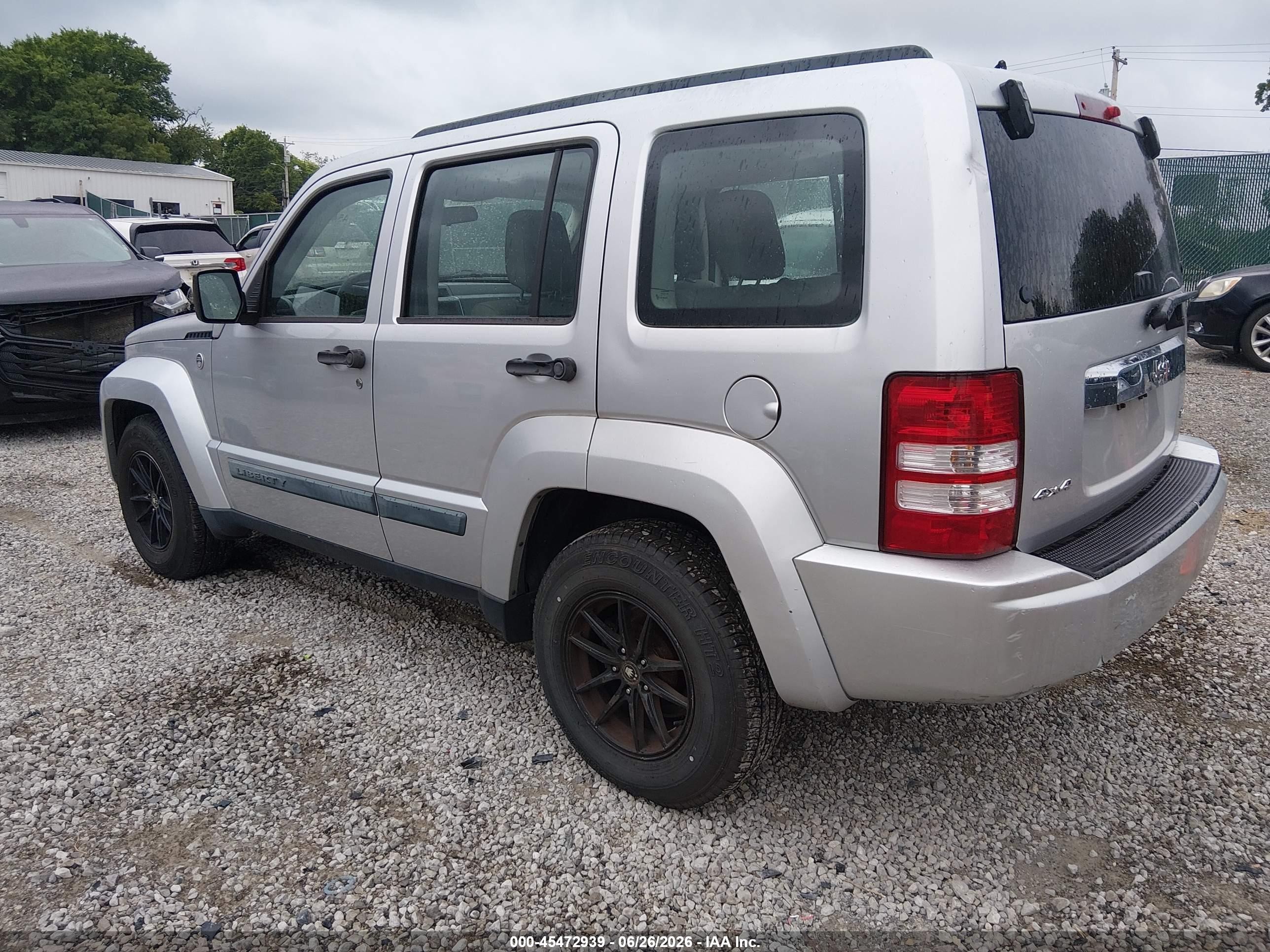 2008 Jeep Liberty Sport Серебряный vin: 1J8GN28K98W251022