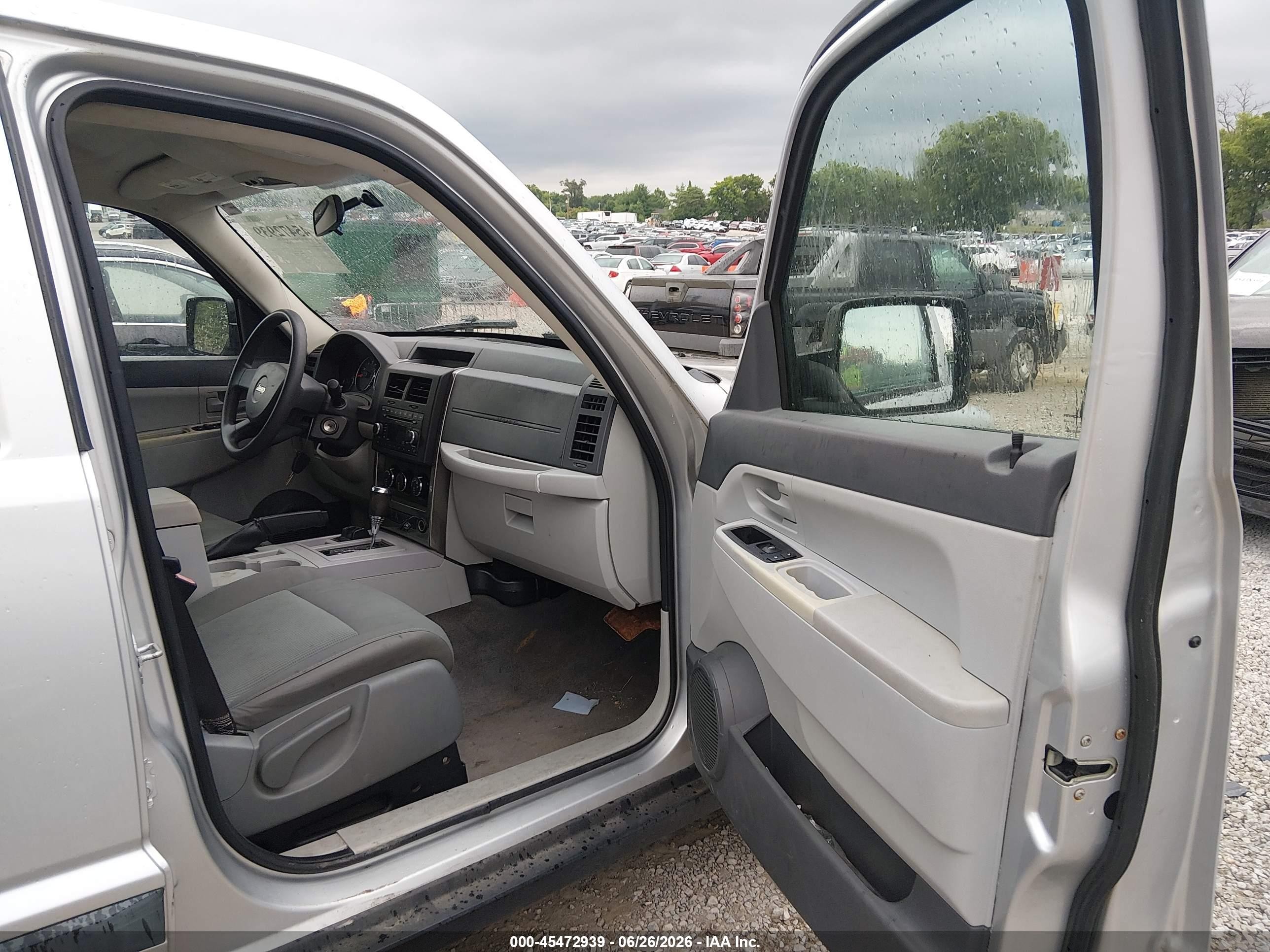 2008 Jeep Liberty Sport Серебряный vin: 1J8GN28K98W251022