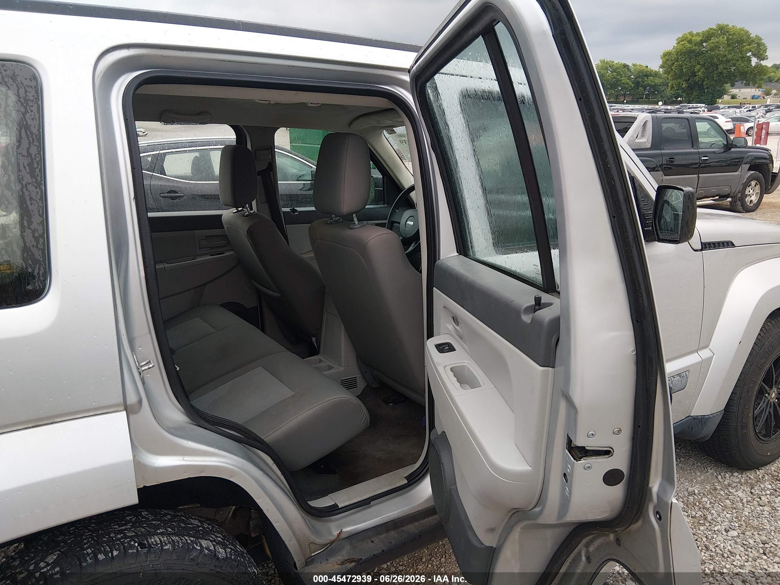 2008 Jeep Liberty Sport Серебряный vin: 1J8GN28K98W251022