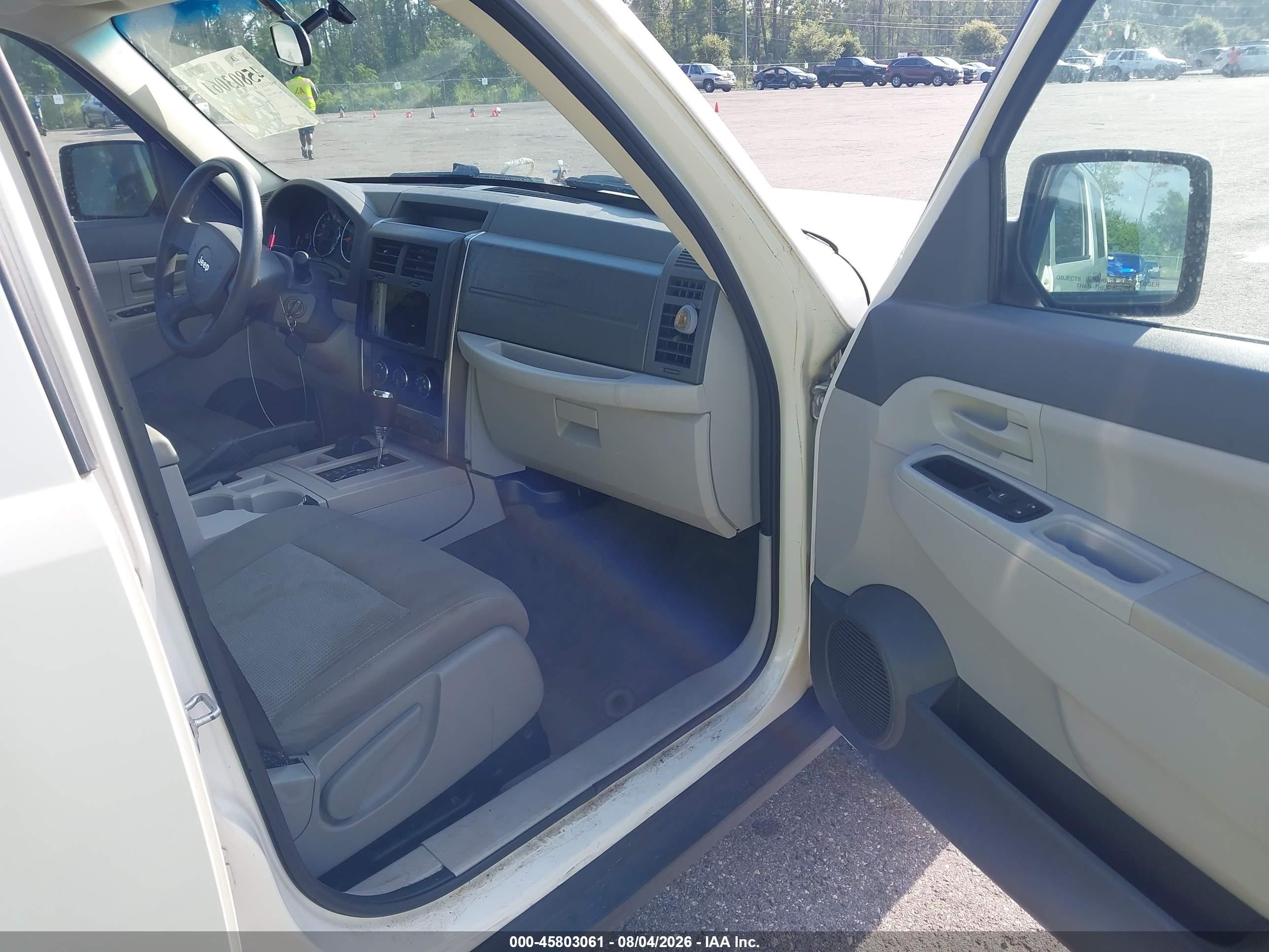 2008 Jeep Liberty Sport White vin: 1J8GN28K98W258567