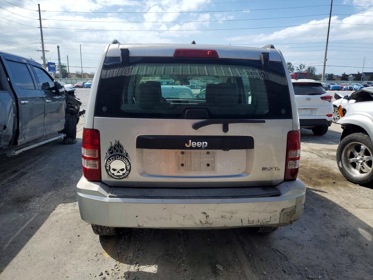 2008 Jeep Liberty Sport Silver vin: 1J8GP28K28W187657