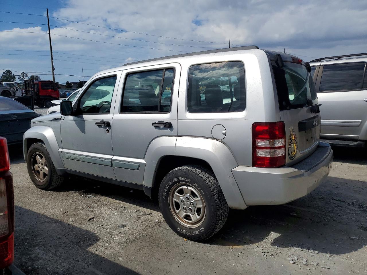 2008 Jeep Liberty Sport Silver vin: 1J8GP28K28W187657