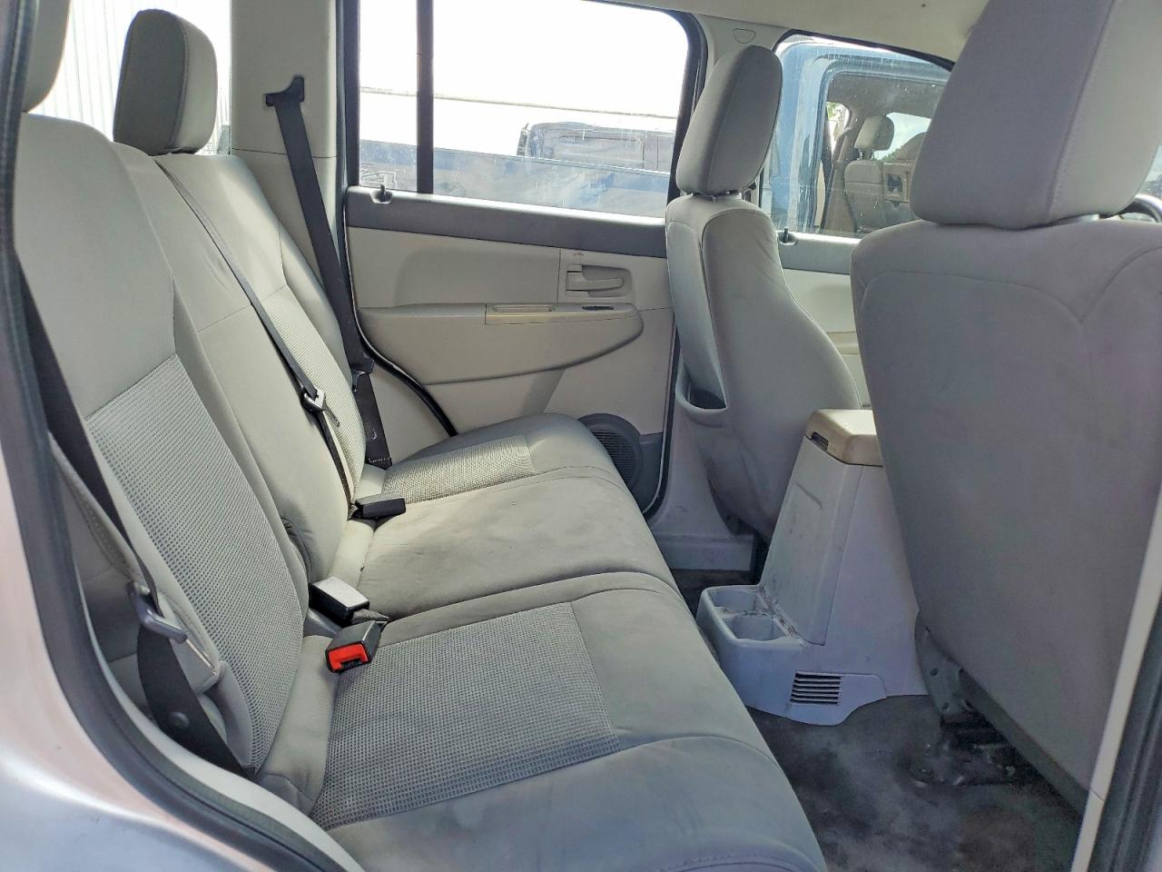 2008 Jeep Liberty Sport Silver vin: 1J8GP28K28W187657
