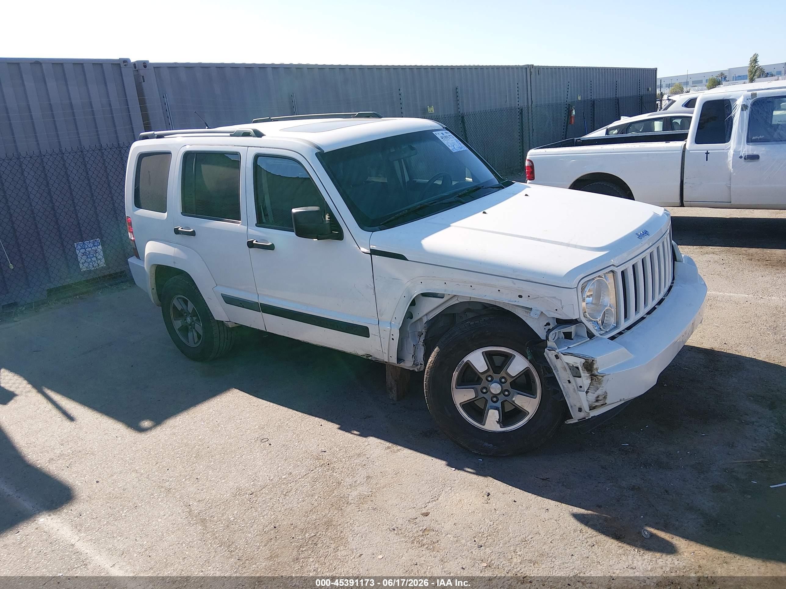 2008 Jeep Liberty Sport Белый vin: 1J8GP28K38W194813