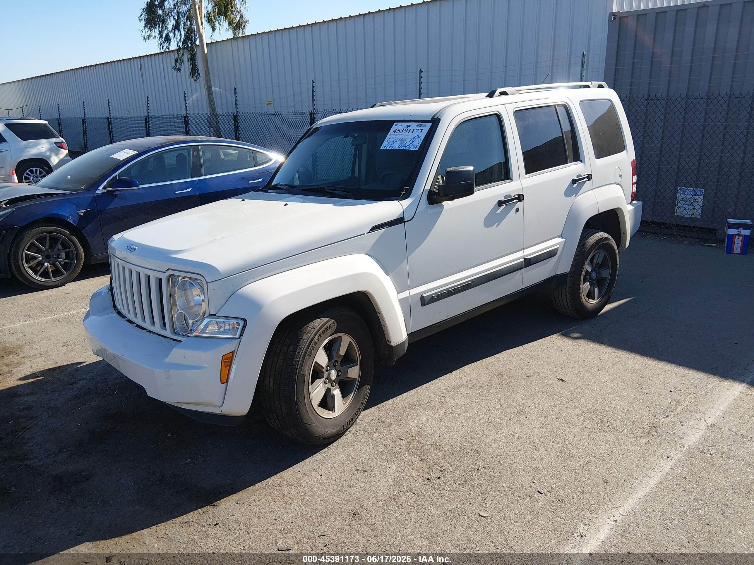 2008 Jeep Liberty Sport White vin: 1J8GP28K38W194813