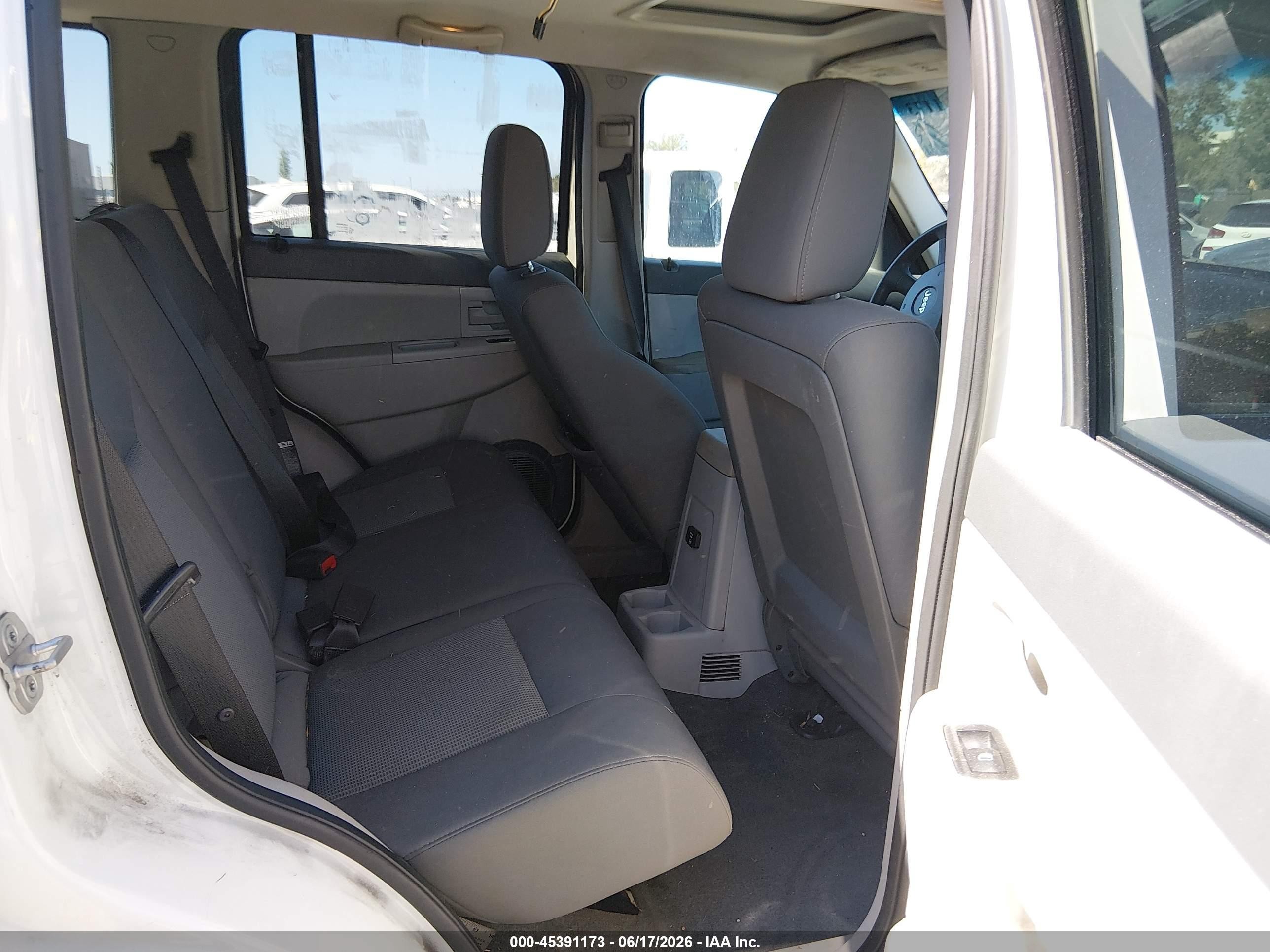 2008 Jeep Liberty Sport White vin: 1J8GP28K38W194813