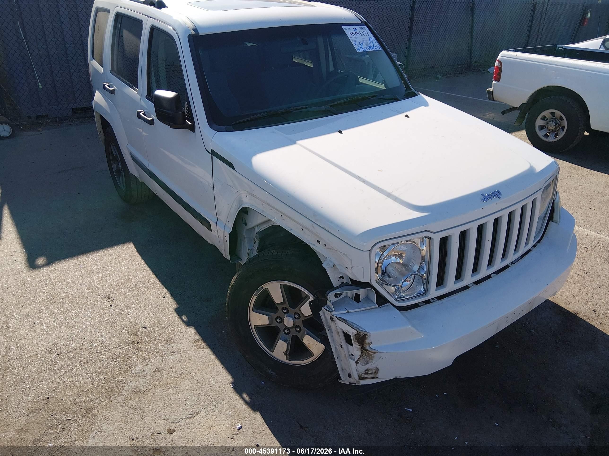 2008 Jeep Liberty Sport White vin: 1J8GP28K38W194813
