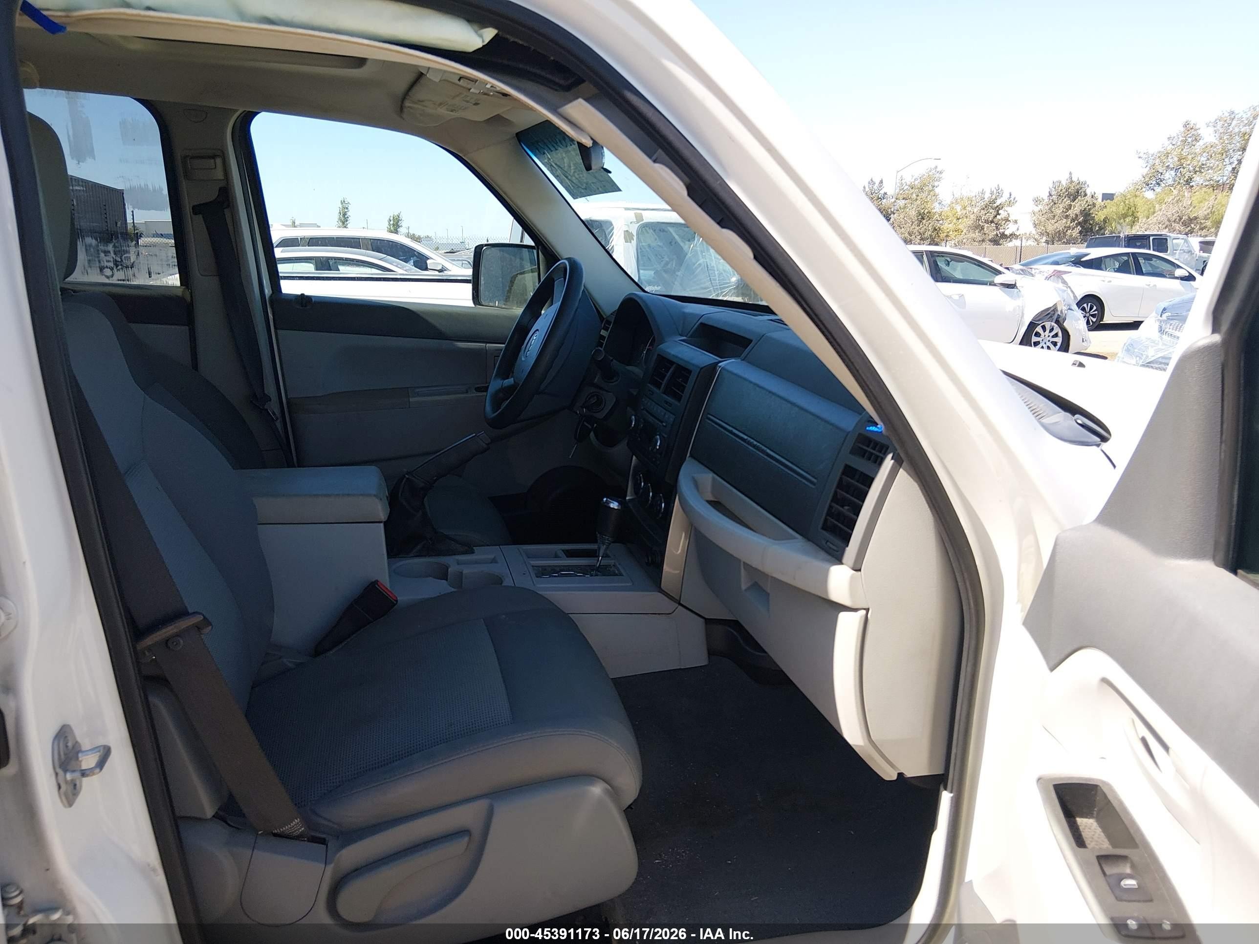 2008 Jeep Liberty Sport White vin: 1J8GP28K38W194813