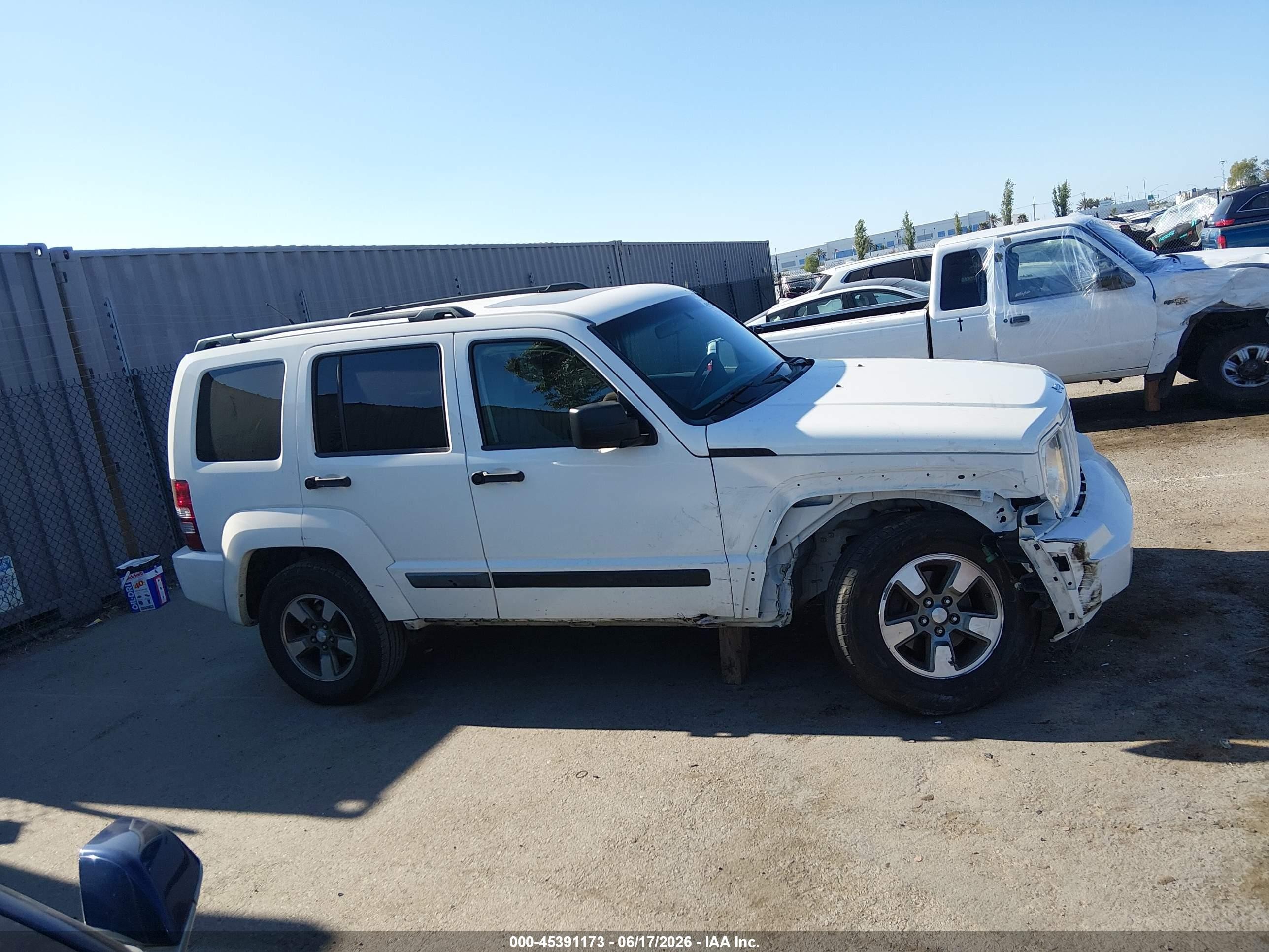2008 Jeep Liberty Sport White vin: 1J8GP28K38W194813
