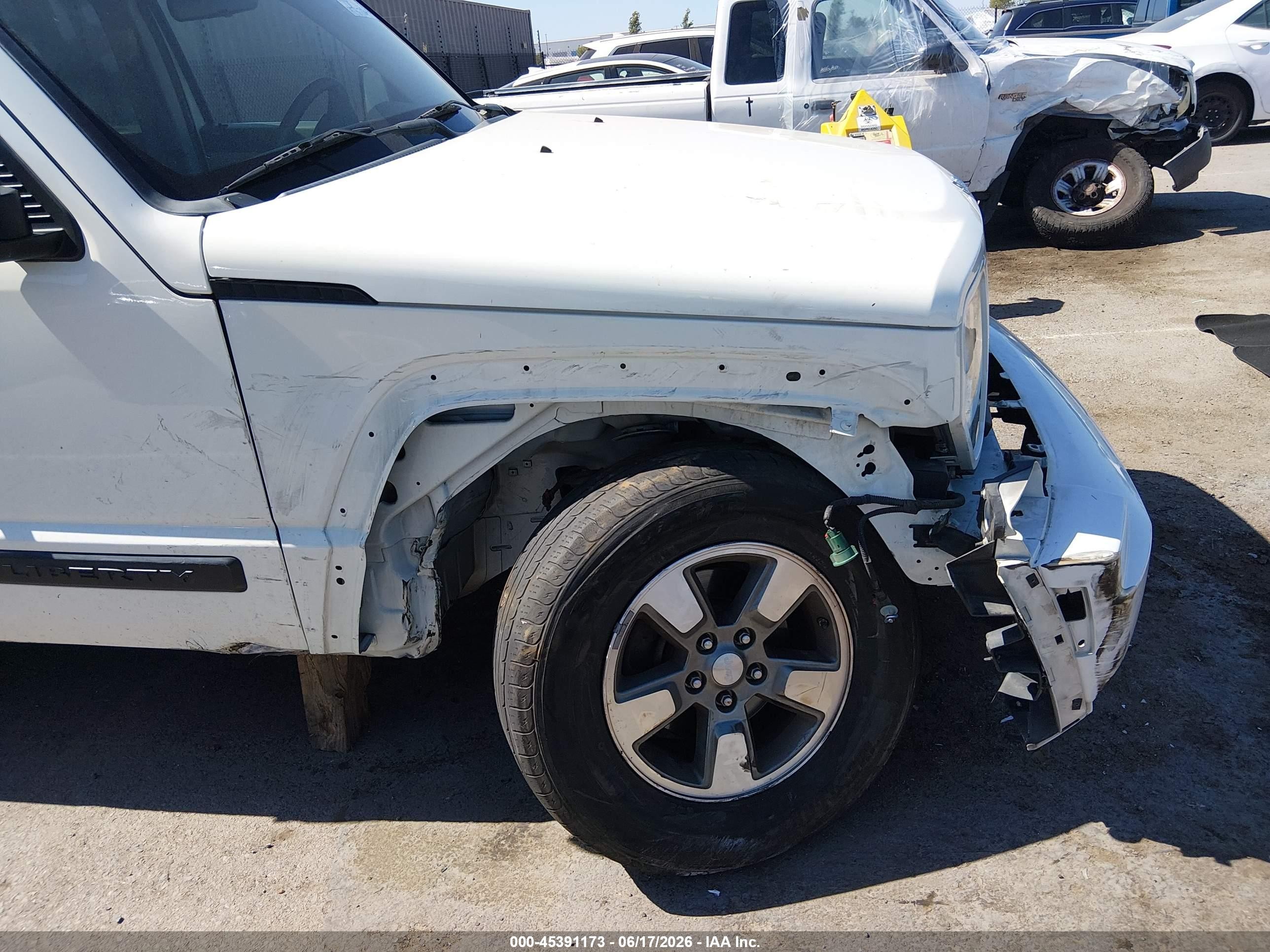 2008 Jeep Liberty Sport White vin: 1J8GP28K38W194813