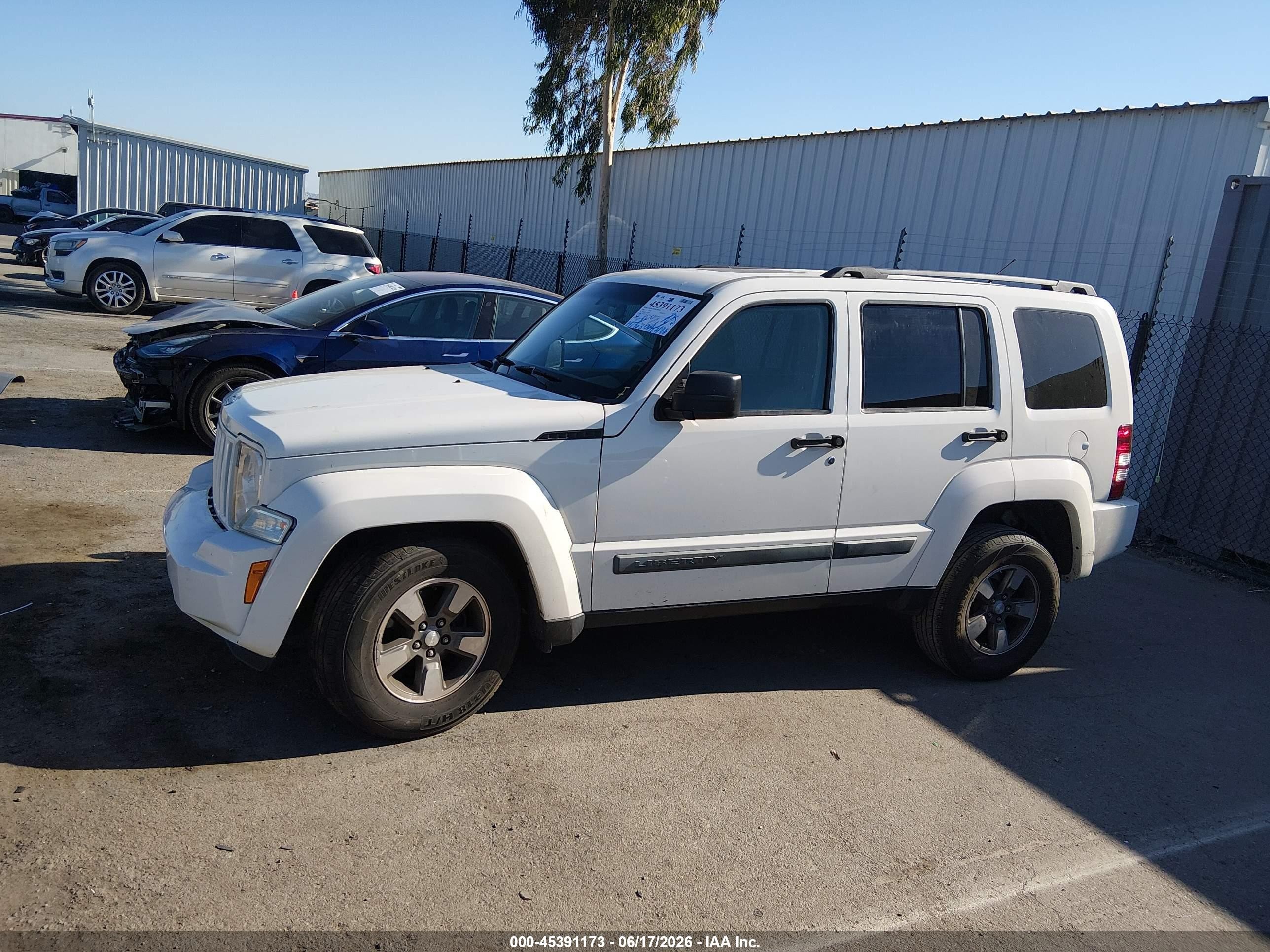 2008 Jeep Liberty Sport White vin: 1J8GP28K38W194813