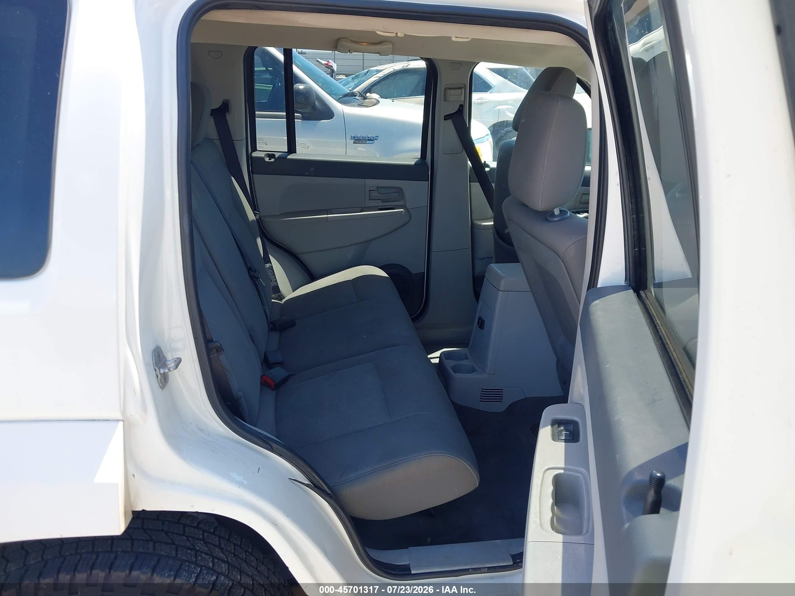 2008 Jeep Liberty Sport White vin: 1J8GP28K38W241709