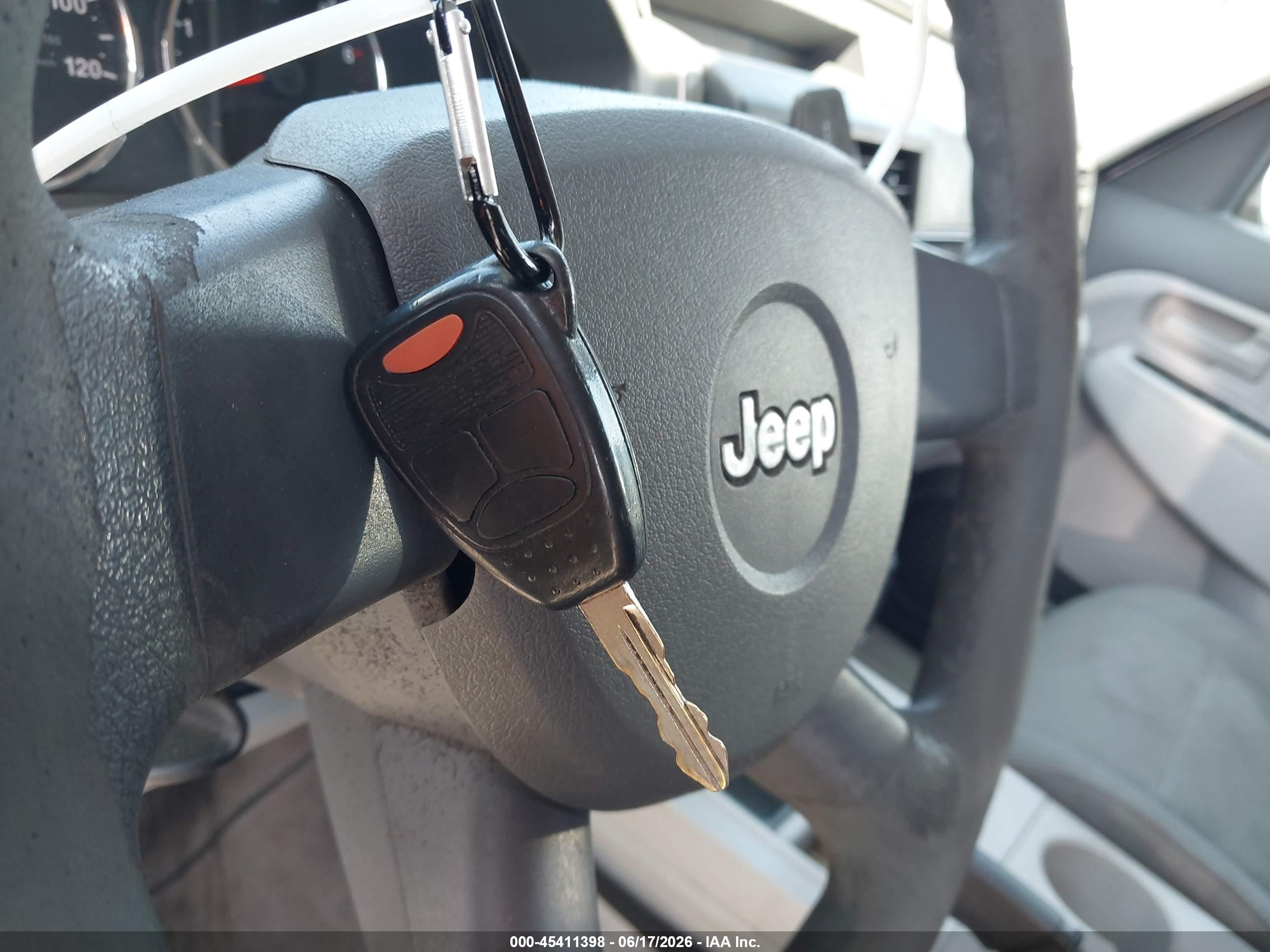 2008 Jeep Liberty Sport Silver vin: 1J8GP28K38W281627