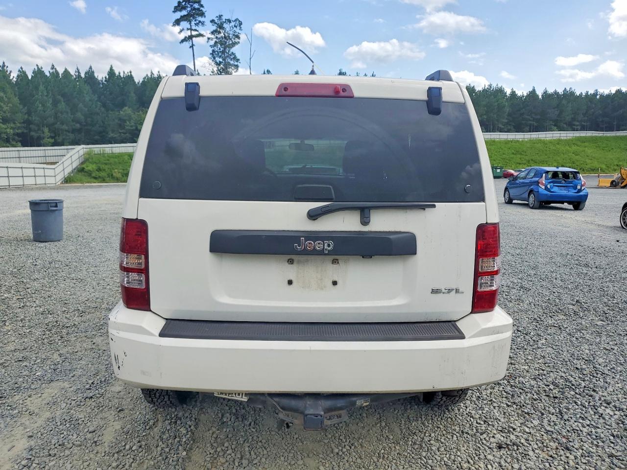 2008 Jeep Liberty Sport White vin: 1J8GP28K48W249253