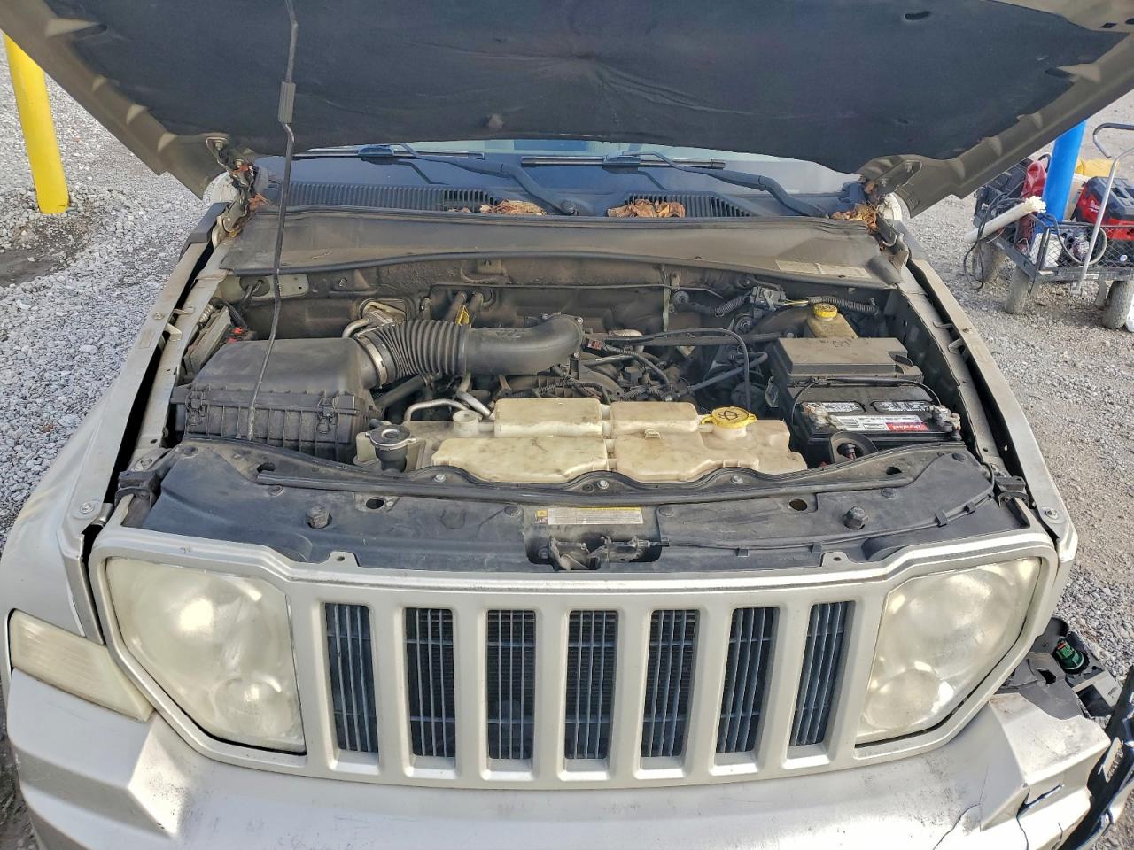 2008 Jeep Liberty Sport Серебряный vin: 1J8GP28K58W236303