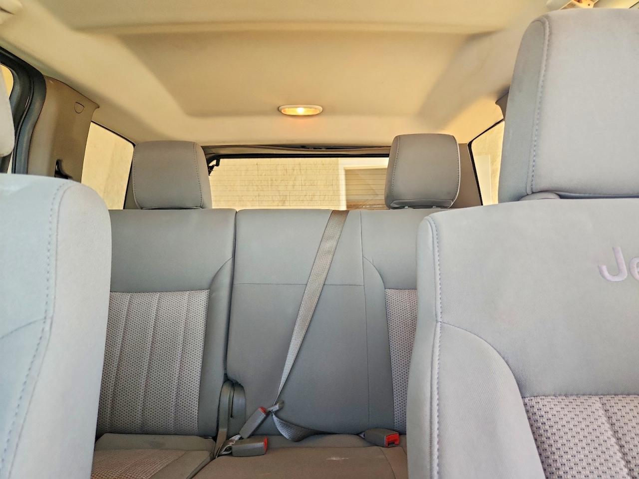 2009 Jeep Liberty Sport White vin: 1J8GP28K69W536708