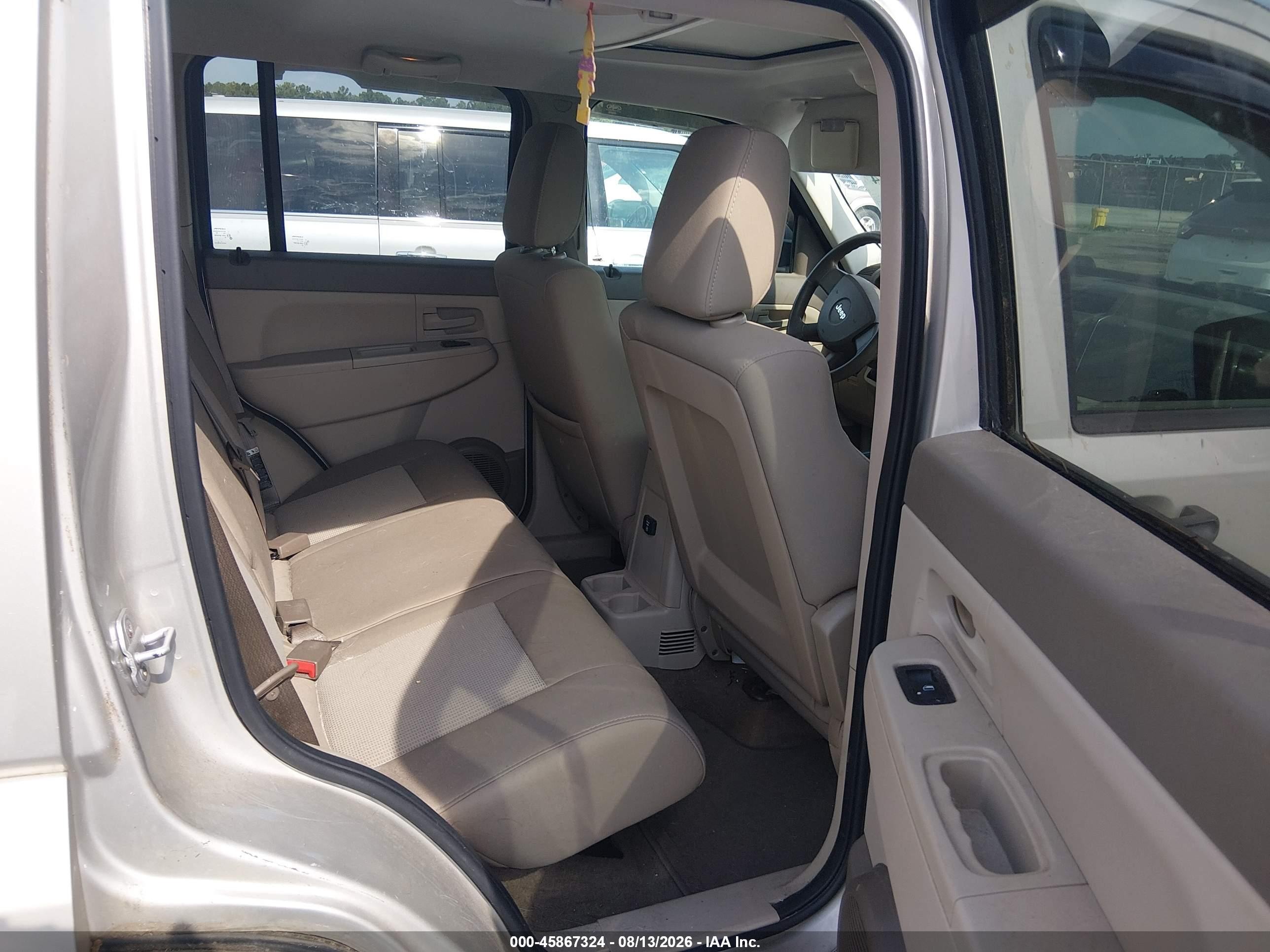 2008 Jeep Liberty Sport Beige vin: 1J8GP28K78W156176
