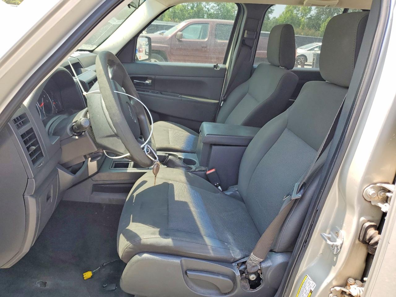 2009 Jeep Liberty Sport Cream vin: 1J8GP28K89W504634